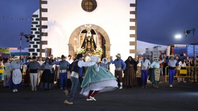 Ofrendas a la Virgen de Los Dolores. Fotos: La Voz.