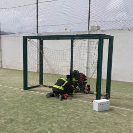 Gato atrapado en las redes de una portería de La Graciosa