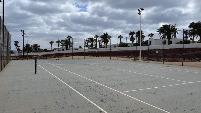 Pista de tenis sin red en el Parque Atlántico