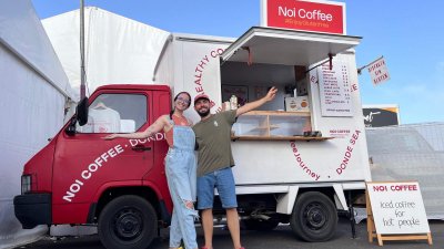 Tanc y su pareja junto al camión de Noi Coffee