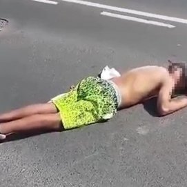 El joven apuñalado con arma blanca en Argana tirado en el suelo