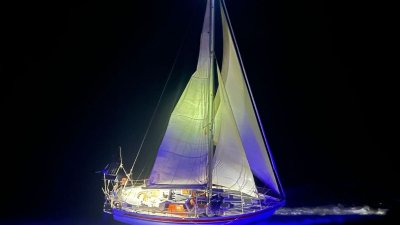 Barco encallado en la costa de Guatiza