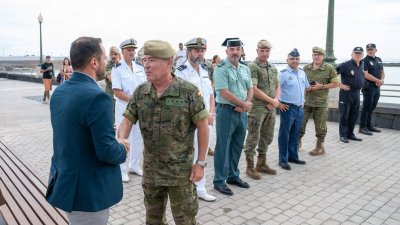 El coronel Rafael Marco saluda al alcalde de Arrecife a la llegada a la izada 