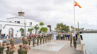 Izada de la Bandera de España  hoy frente al Ayuntamiento de Arrecife con la asistencia del alcalde Yonathan de León