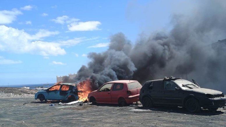 Queman un coche abandonado en Arrecife