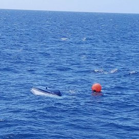 Rescatan a tres tripulantes tras hundirse la embarcación en la que viajaban