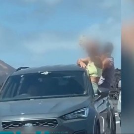 Tres jóvenes con medio cuerpo fuera del vehículo por Timanfaya