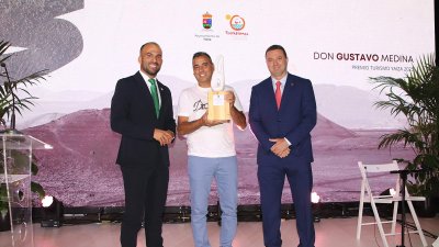 Homenajeado junto al alcalde y concejal de Turismo