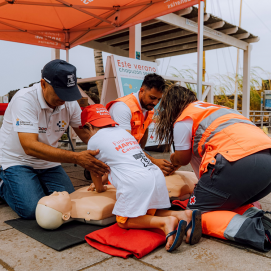 Un niño realiza la formación básica de reanimación cardiopulmonar