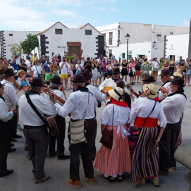 Folclore durante uno de los días de mercadillo en Teguise