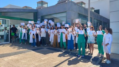 Concentración de los médicos frente al Molina Orosa
