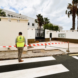 El alcalde de Arrecife visita este verano los trabajos de supresión de barreras junto al IES Salinas