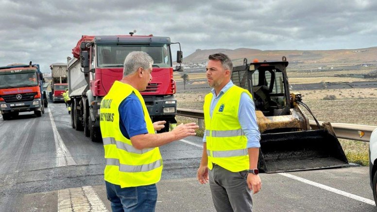 El consejero de Obras Públicas junto al concejal de Obras de Teguise