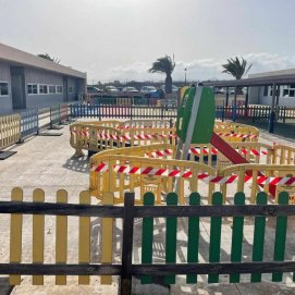 Estado de la zona de infantil del colegio de Costa Teguise