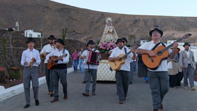 Procesión en honor a Nuestra Señora del Rosario