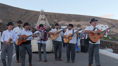 Procesión en honor a Nuestra Señora del Rosario