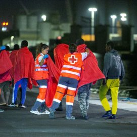 Atención de migrantes en Puerto Naos (Fotos: Juan Mateos)