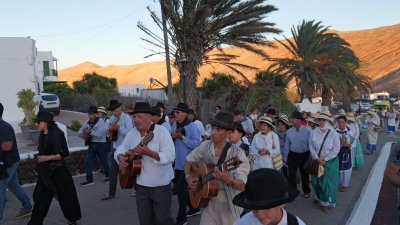 Procesión en honor a Nuestra Señora del Rosario