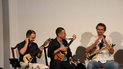 Timples y otras pequeñas guitarra del Mundo. Foto: Norberto de León
