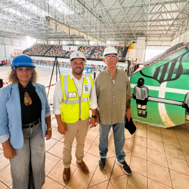 El alcalde de Arrecife, Yonathan de León , la concejala Eli Merino, y el presidente de la AA.VV de Argana Alta, Ricardo Ballesteros, en el interior del Pabellón