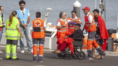 Salvamento rescata una patera cerca de Lanzarote (Fotos: Juan Mateos)