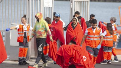 Salvamento rescata una patera cerca de Lanzarote (Fotos: Juan Mateos)