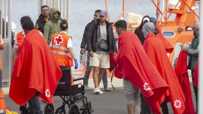 Salvamento rescata una patera cerca de Lanzarote (Fotos: Juan Mateos)