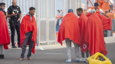 Salvamento rescata una patera cerca de Lanzarote (Fotos: Juan Mateos)