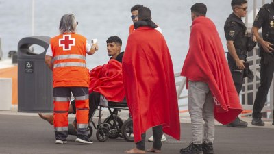 Salvamento rescata una patera cerca de Lanzarote (Fotos: Juan Mateos)