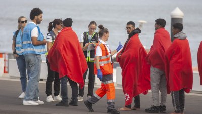 Salvamento rescata una patera cerca de Lanzarote (Fotos: Juan Mateos)