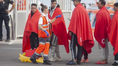 Salvamento rescata una patera cerca de Lanzarote (Fotos: Juan Mateos)