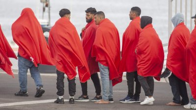 Salvamento rescata una patera cerca de Lanzarote (Fotos: Juan Mateos)