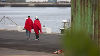 Salvamento rescata una patera cerca de Lanzarote (Fotos: Juan Mateos)