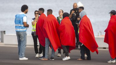 Salvamento rescata una patera cerca de Lanzarote (Fotos: Juan Mateos)