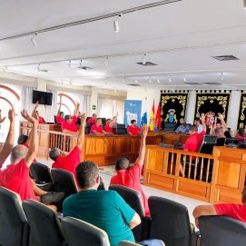 Los taxistas en el salón de plenos del Ayuntamiento de Arrecife