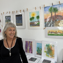 La artista junto a algunas de sus obras. Foto: Michael Valdivia