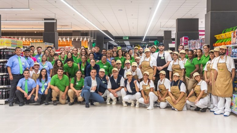 Equipo de Hiperdino durante la inauguración de la tienda de Argana Alta en Arrecife