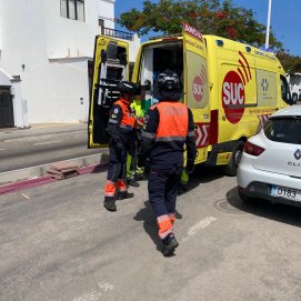 Los bomberos trasladan a la ambulancia a una anciana que sufrió una caída en Playa Honda. Foto: Consorcio de Seguridad y Emergencias.