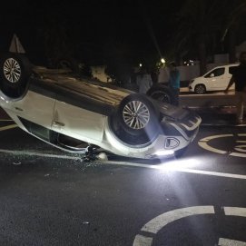 Vuelco en Costa Teguise (Fotos: La Voz)