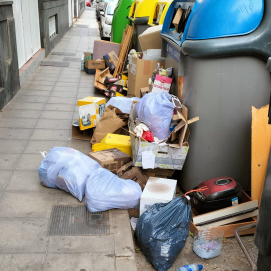 Residuos en los contenedores frente a la vivienda de la vecina