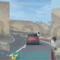 Pillan a otro turista con medio cuerpo fuera del coche y grabando en Lanzarote
