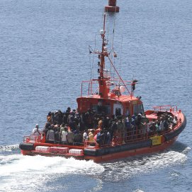 Llegada de la Salvamar Al Nair con 117 personas a su llegada a Puerto Naos. Foto: La Voz de Lanzarote.