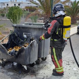 Incendio de contenedores en Costa Teguise