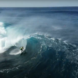 Un surfista cogiendo una ola en Lanzarote