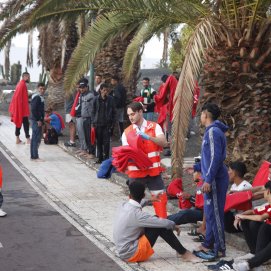 Llega una patera por sus propios medios a Costa Teguise. Foto: Juan Mateos.