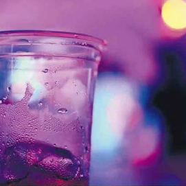 La 'purple drank' se realiza mezclando jarabe con codeína y alcohol con bebidas gaseosas. Foto: Onda Cero