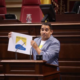 Yoné Caraballo enseña un diseño de logo para los Refugios Climáticos de Canarias