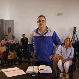 Armando Santana en la toma de posesión de su acta