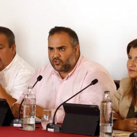 El consejero Samuel Martín en el pleno del Cabildo de Lanzarote, celebrado en La Graciosa.