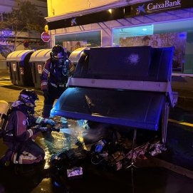 Bomberos del Consorcio de Seguridad y Emergencias de Lanzarote sofocan las llamas de varios contenedores en la calle La Niña de Arrecife.